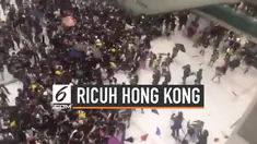 Unjuk rasa anti RUU Ekstradisi Baru di Hong Kong berakhir ricuh. Demonstran bentrok dengan polisi di dalam New Town Plaza Mal Hong Kong.