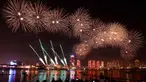 Pertunjukan kembang api terlihat di atas kompleks kebudayaan Katara selama perayaan untuk menandai dimulainya Idul Adha, Hari Raya Kurban, di Doha, Qatar, pada Rabu 27 Mei 2026. (Karim JAAFAR/AFP)