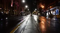 Situasi sebuah jalan saat penerapan jam malam di Melbourne, Australia (3/8/2020). Sementara ibu kotanya, Melbourne memasuki pembatasan Tahap 4 dengan aturan yang lebih ketat sebagai upaya untuk membatasi pergerakan masyarakat dan penyebaran COVID-19. (Xinhua/Bai Xue)