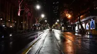 Situasi sebuah jalan saat penerapan jam malam di Melbourne, Australia (3/8/2020). Sementara ibu kotanya, Melbourne memasuki pembatasan Tahap 4 dengan aturan yang lebih ketat sebagai upaya untuk membatasi pergerakan masyarakat dan penyebaran COVID-19. (Xinhua/Bai Xue)