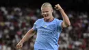 Erling Haaland menjadi pemain keempat yang berhasil mencetak gol dalam laga pertamanya bersama tiga tim berbeda, yaitu RB Salzburg, Borussia Dortmund, dan Manchester City. Catatan tersebut berhasil menyamai rekor dari Fernando Morientes, Javier Saviola, dan Zlatan Ibrahimovic. Pemuda 22 tahun tersebut selalu sukses melakukannya saat debut di Liga Champions. (AFP/Cristina Quicler)