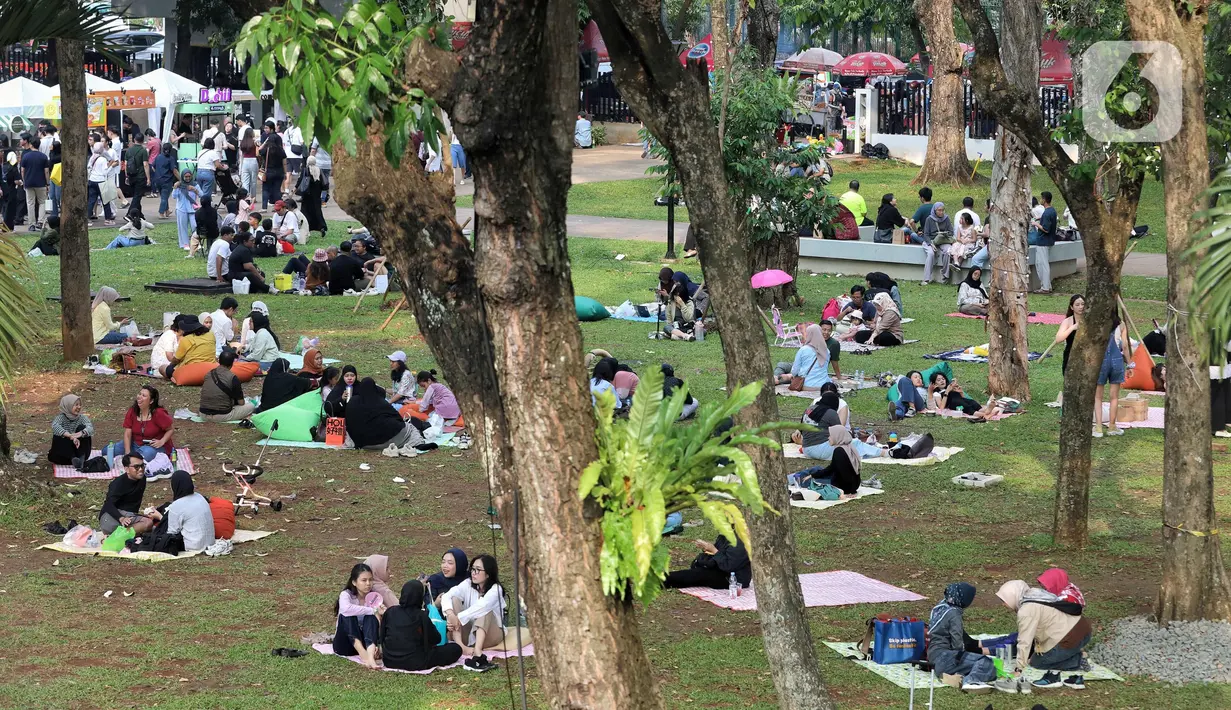 Akhir pekan yang berbarengan dengan libur perayaan Tahun Baru Islam 1447 Hijriah dimanfaatkan warga untuk beragam aktivitas bersama keluarga, teman ataupun sahabat. (Liputan6.com/Angga Yuniar)