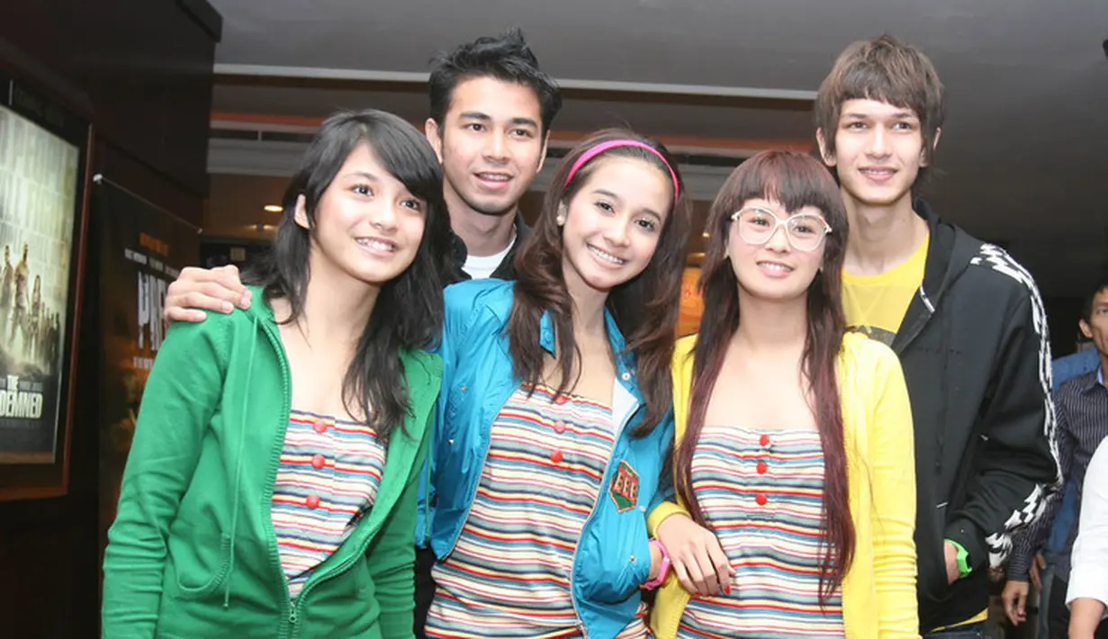 Sebelum mereka yang tergabung hingga sekarang, Melly Goeslaw menceritakan awalnya ada Acha Septriasa dan Irwansyah telah direncanakan untuk masuk ke dalam grup ini. Namun karena kesuksesan film Heart, kemudian dilakukan audisi ulang hingga akhirnya seperti formasi sampai sekarang ini. [dok. Kapanlagi]