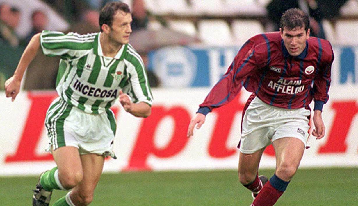 Bakat Zinedine Zidane dilihat oleh pemandu bakat dari Bourdeaux, yang akhirnya memboyong pria kelahiran Marseille itu dengan mahar 4,9 juta poundsterling pada tahun 1992. (AFP/Olivier Morin)