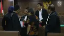 Mantan Kasi Pengembangan Pendanaan Kawasan Perumahan dan Permukiman Ditjen Perimbangan Keuangan Kementerian Keuangan, Yaya Purnomo (baju batik) usai menjalani sidang dakwaan di Pengadilan Tipikor, Jakarta, Kamis (27/9). (Liputan6.com/Helmi Fithriansyah)