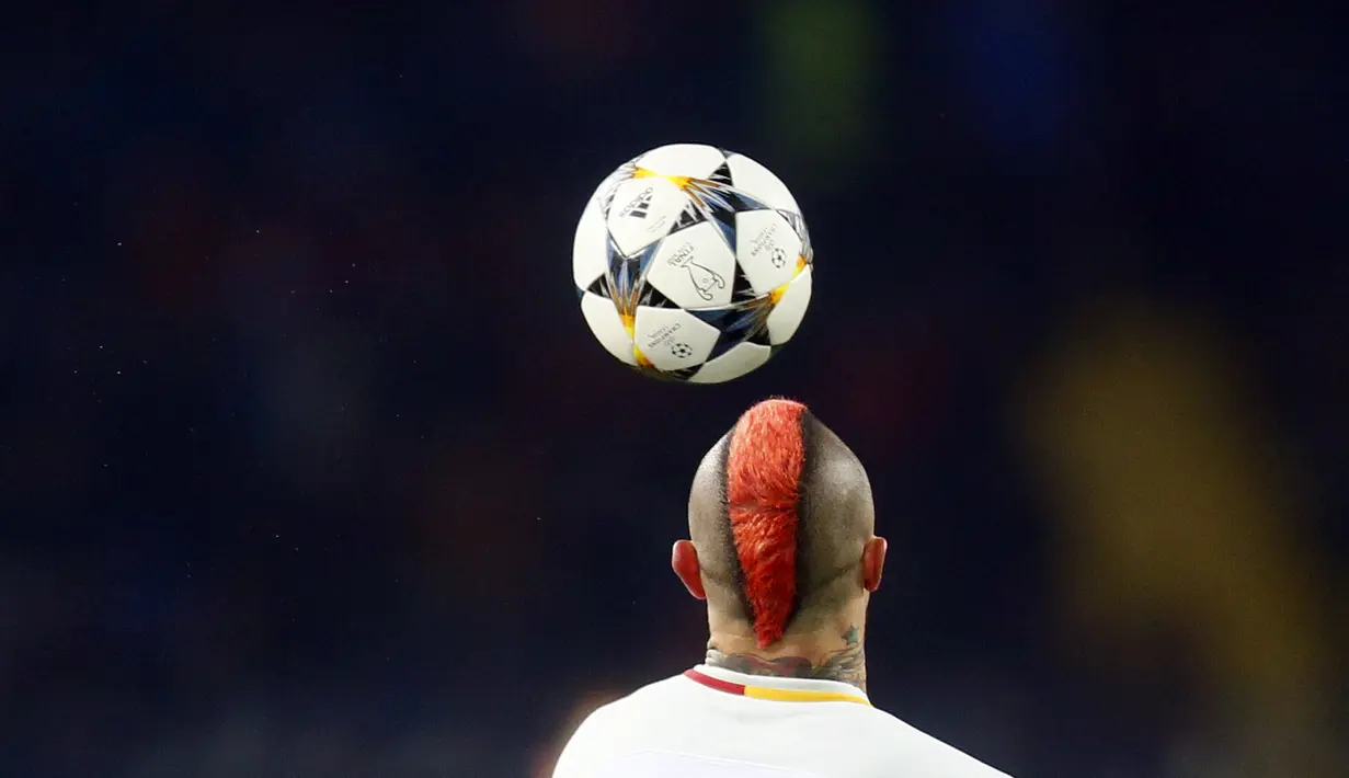 Pemain AS Roma, Radja Nainggolan melakukan kontrol bola saat melawan Shakhtar Donetsk pada laga 16 besar Liga Champions di Metalist Stadium, Kharkiv, Ukraina, (21/2/2018). Shaktar menang 2-1.  (AP/Efrem Lukatsky)