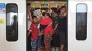 Para penumpang menaiki kereta di Stasiun LRT Palembang, Sumatra Selatan, Minggu (5/7/2018). LRT ini akan menjadi salah satu solusi transportasi saat Asian Games mendatang. (Bola.com/Reza Bachtiar)
