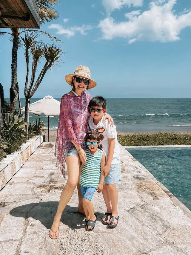 Gaya Hot Mom Carissa Putri Saat Berlibur di Bali, credit: Instagram @carissa_puteri.