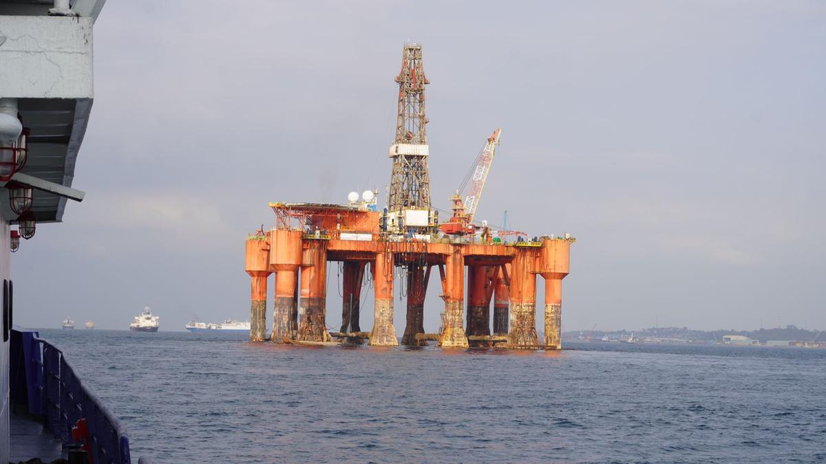 Penampakan Rig Mencurigakan Berbendera Sri Lanka di Perairan Batam