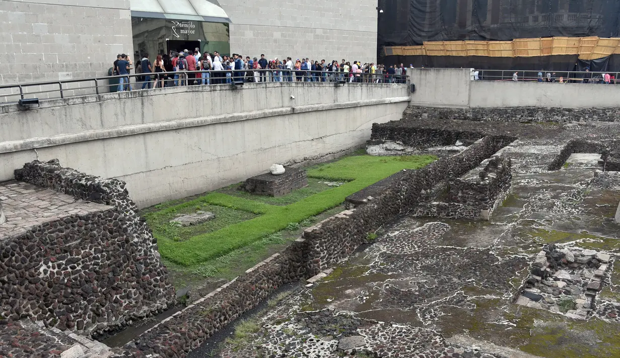 Suasana Templo Mayor di kota Meksiko, (12/8). Kuil ini dihancurkan oleh bangsa Spanyol pada tahun 1521. (AFP Photo/Rodrigo Arangua)