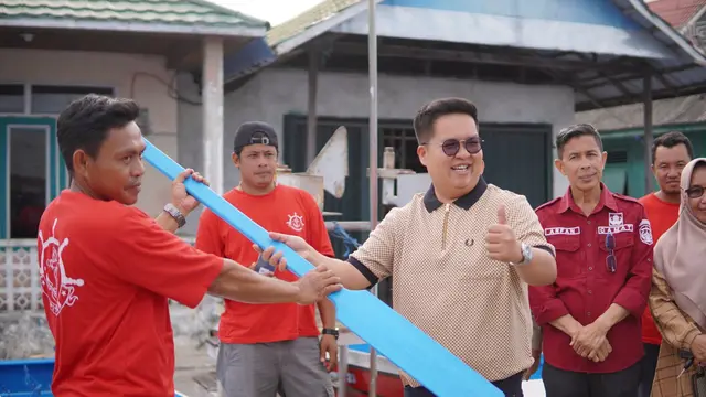 Rendi Solihin Salurkan Perahu Hingga Bibit Udang ke Masyarakat Perikanan di Muara Badak