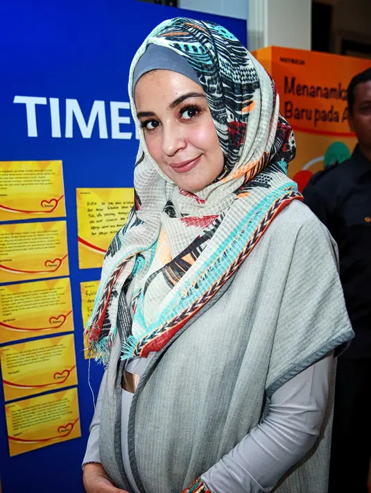 "Jadi diajari supaya dia (Adam) nantinya enggak kaget. Aku mulai coba gendong bayi temen aku, paling dia jealous-nya cuma ngelihatin doang," ujar perempuan 24 tahun ini. (Deki Prayoga/Bintang.com)