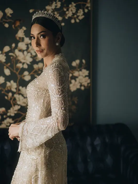 Penampilan ayu elegan Tyas Mirasih semakin memesona dengan makeup natural cantik, tatanan rambut sleek yang rapi, dan tiara dari desainer aksesori Rinaldy Yunardi. [Foto: Instagram/morden.co]