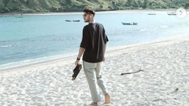 Suka Unggah Foto Liburan di Pantai, Refal Hady Banjir Rayuan Manis Penggemar
