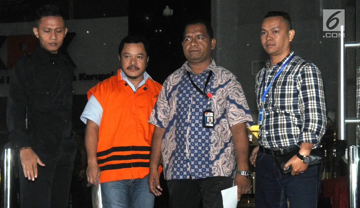 Penyuap Bupati Pakpak Bharat, Hendriko Sembiring dikawal petugas usai menjalani pemeriksaan perdana oleh penyidik di gedung KPK, Jakarta, Selasa (27/11). Hendriko diperiksa sebagai tersangka terkait dengan proyek di Dinas PUPR. (merdeka.com/Dwi Narwoko)