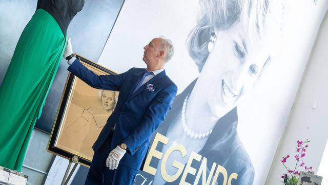 Salah satu gaun milik Putri Diana yang telah terjual oleh pelelangan Julien's Auctions