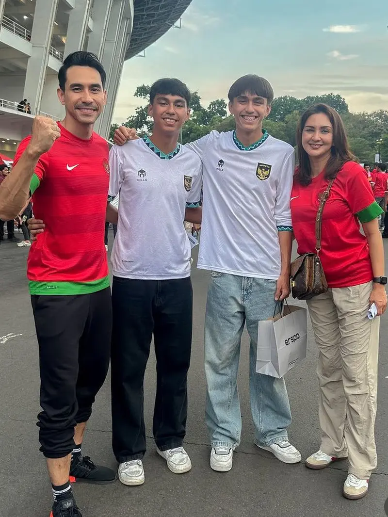 Pasangan Artis Tanah Air Kompak Kenakan Jersey Timnas