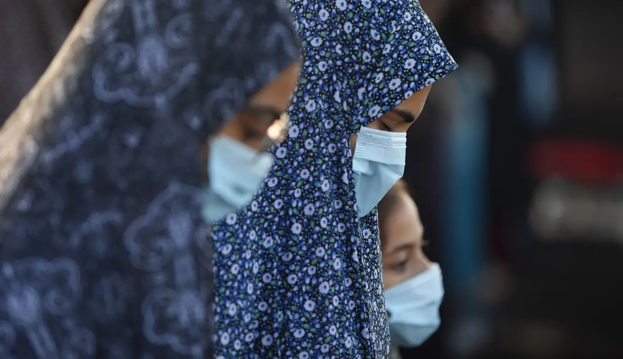 Umat muslim melaksanakan salat Idul Adha di sebuah taman kota campuran Yahudi dan Arab, Jaffa, Israel, Jumat (31/7/2020). Ini adalah Idul Adha pertama sejak awal pandemi COVID-19. (AP Photo/Oded Balilty)