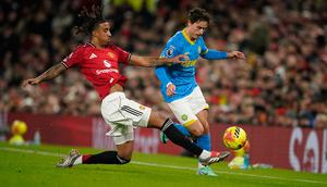 Pemain Manchester United, Leny Yoro, berebut bola dengan pemain Wolves, Hugo Bueno, pada laga Premier League/Liga Inggris antara Man Utd vs Wolves di Manchester, Inggris, Selasa, 30 Desember 2025. (AP Photo/Dave Thompson)
