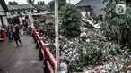 Kondisi tumpukan sampah yang memenuhi aliran Kali Baru, Jalan Raya Bogor, Cimanggis, Depok, Jawa Barat, Minggu (24/1/2021).  Menumpuknya sampah di perbatasan antara Jakarta dan Depok itu juga diperparah dengan kondisi sungai yang menyempit dan mengalami pedangkalan. (merdeka.com/Iqbal S. Nugroho)