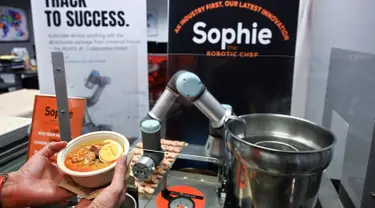 Robot koki bernama Sophie meracik semangkuk laksa saat demonstrasi memasak di Singapura pada 26 Juli 2019. Untuk memesan laksa ini, calon pembeli cukup memilih jenis mie yang diinginkan dan tambahannya seperti potongan ikan olahan dan toge. (Roslan RAHMAN / AFP)