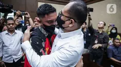 Terdakwa kasus penganiayaan kepada Cristalino David Ozora, Mario Dandy Satriyo memeluk Rafael Alun Trisambodo yang menjadi terdakwa pada kasus dugaan gratifikasi dan tindak pidana pencucian uang (TPPU) sesaat sebelum mengikuti sidang lanjutan di Pengadilan Tipikor, Jakarta, Senin (6/11/2023). (Liputan6.com/Faizal Fanani)