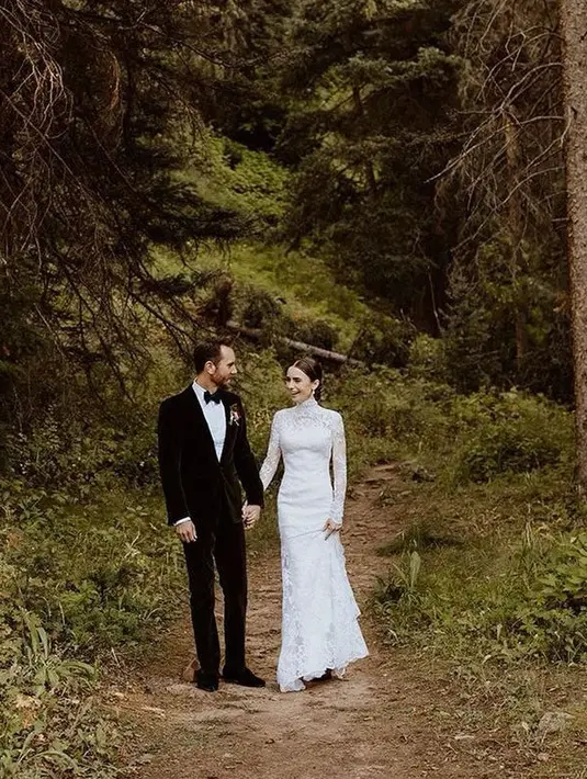 Lily Collin juga mengenakan gaun pernikahan putih dari Ralph Lauren, dengan high neck lengan panjang. [@lilycollins]