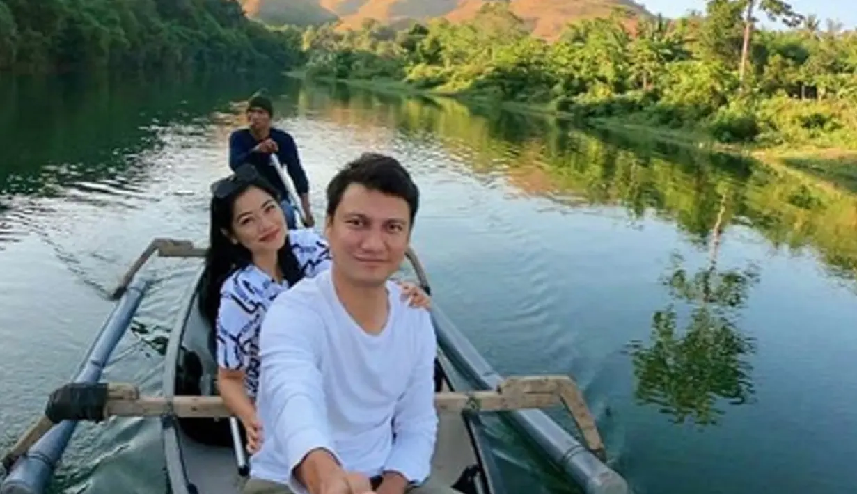 Berkeliling sungai di pagi hari. Titi Kamal dan Christian Sugiono berfoto di atas perahu (Liputan6.com/IG/titi_kamall)