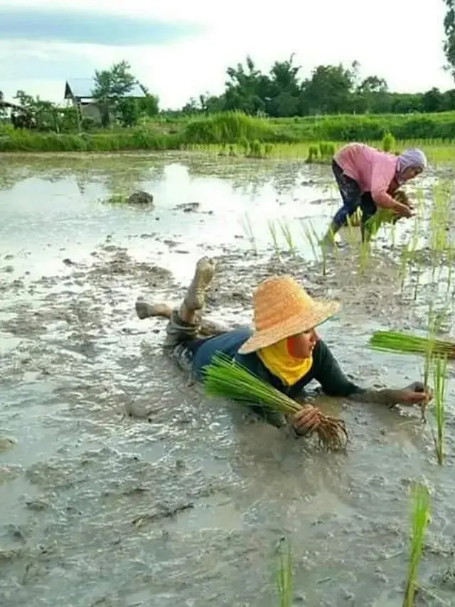 6 Aksi Emak-Emak Rebahan Ini Nyeleneh Banget, Gaya Santainya Kocak