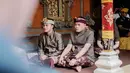 Sule bersama ketiga anaknya kompak mengenakan busana adat Bali bernuansa cokelat. [Foto: Instagram/ferdinan_sule]