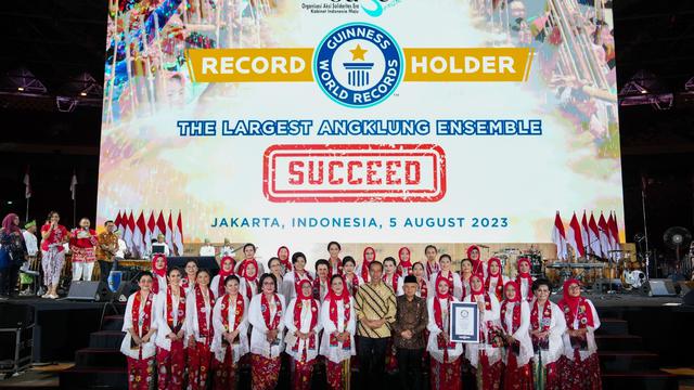 Rekor Angklung.