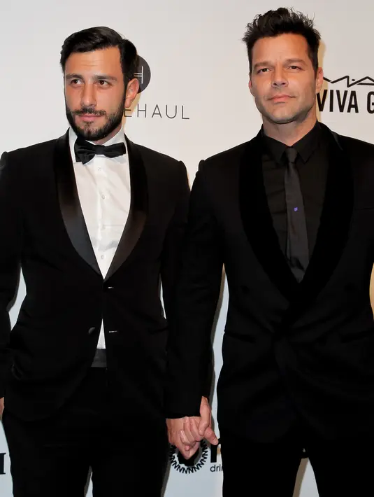 Artis Jwan Yosef dan penyanyi Ricky Martin saat mengahdiri malam Academy Awards kedua Elton John AIDS Foundation di Hollywood Barat, California. (26/2/2017). Pernikahannya telah digelar diam-diam (AFP PHOTO / Tibrina Hobson)