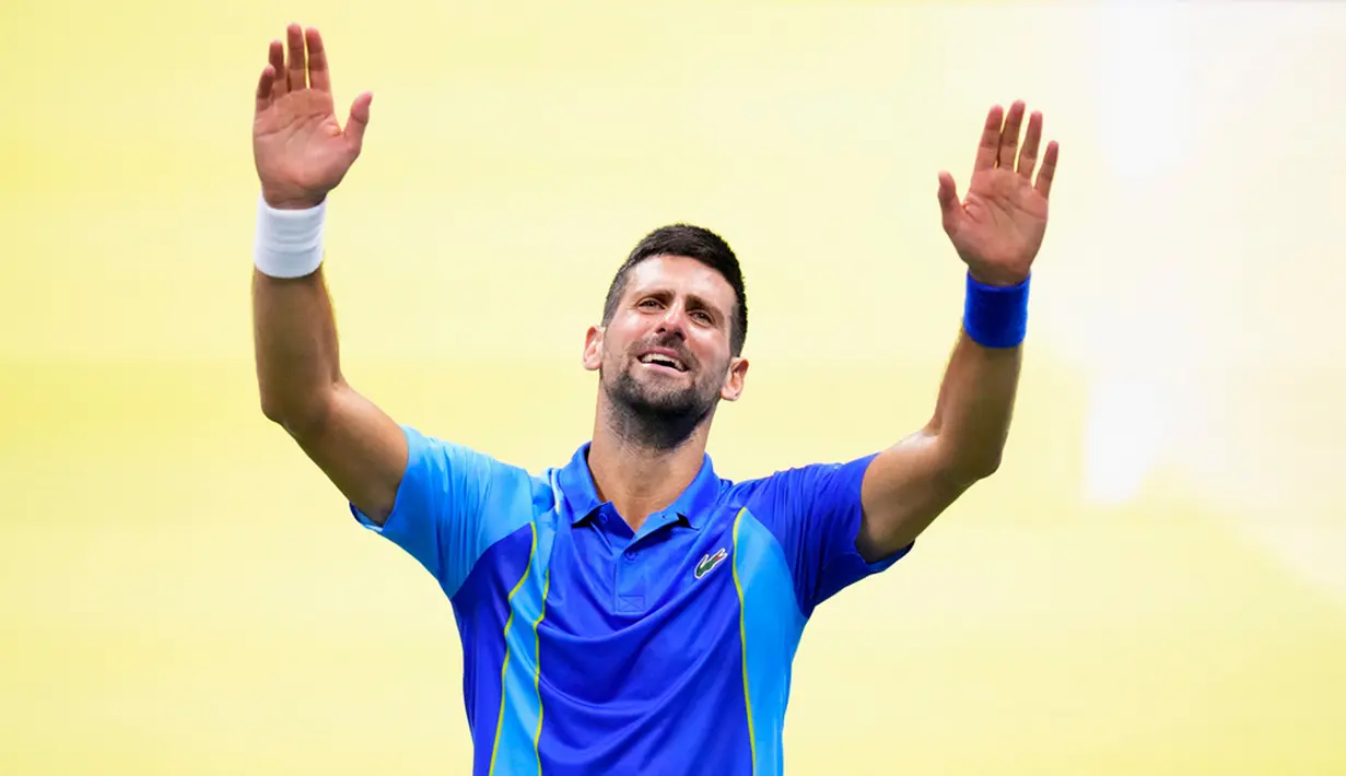 Memasuki set kedua, laga bertambah seru karena Medvedev bangkit dan terlibat kejar-mengejar angka hingga skor sama kuat 5-5. Djokovic di ambang kemenangan pada set kedua saat unggul 6-5, sebelum kegagalannya mengembalikan pukulan Medvedev membuat skor 6-6. (AP Photo/Manu Fernandez)