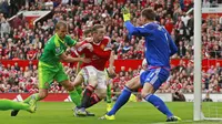 Wayne Rooney (merah) saat cetak gol ke gawang Sunderland (Reuters)