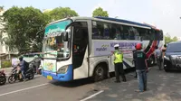 Bus yang membawa peserta mudik bareng NU-Bank Mandiri siap berangkat dari Kantor PBNU, Jakarta, Sabtu (9/6). Bank Mandiri dan PBNU memberangkatkan 3.000 Nahdliyin dengan menggunakan 50 bus. (Liputan6.com/Arya Manggala)