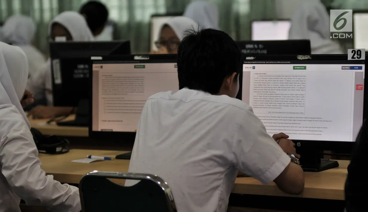 Sejumlah siswa mengikuti Ujian Nasional Berbasis Komputer (UNBK) di Sekolah Menengah Kejuruan Negeri  (SMKN) 50 Jakarta, Senin (25/3). Sebanyak 69.407 siswa dari 578 SMK di DKI Jakarta mengikuti UNBK yang diselenggarakan pada 25-28 Maret 2019. (merdeka.com/Iqbal S. Nugroho)