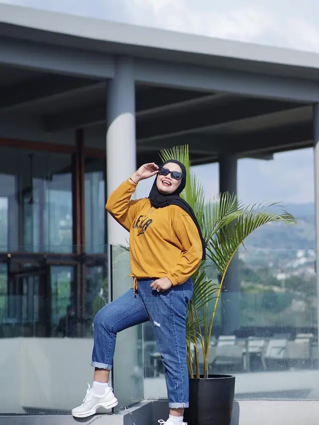 Elly Sugigi (https://www.instagram.com/p/CZJvEguJBgk/)