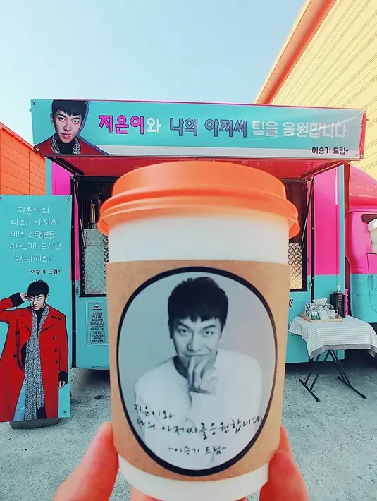 "Untuk Ji Eun, para pemain dan kru My Ahjussi, selamat menikmati makanannya dan makin bersemangat! Dari Lee Seung Gi," begitulah pesan yang tertulis di banner food truck itu. (Foto: soompi.com)