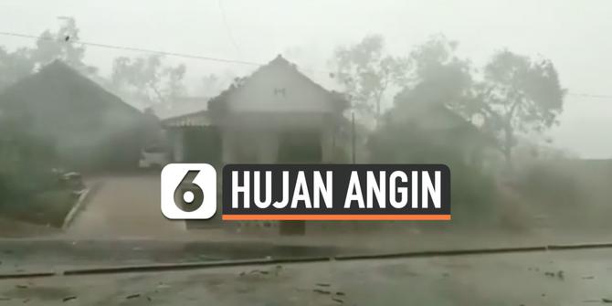 VIDEO: Hujan Angin Terpa Ponorogo, Atap Rumah Terbang