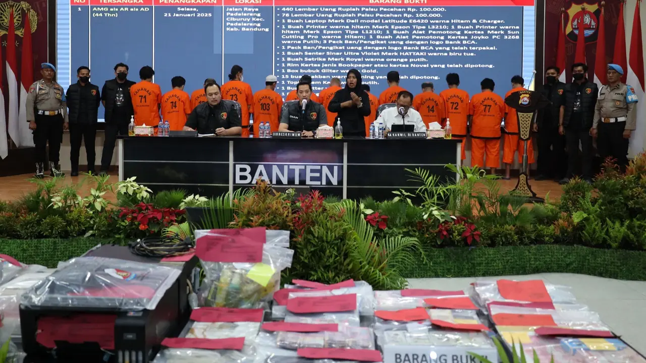 Barang Bukti Uang Palsu dan Alat Pembuatanya Disita Polda Banten. (Kamis, 06/02/2025). (Polda Banten).