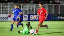 Kiper Timnas putri Singapura, Tan Li berhasil menangkap bola dari ancaman pemain Indonesia, Claudia Scheunemann pada laga uji coba internasional di Stadion Madya, Gelora Bung Karno, Senayan, Jakarta, Selasa (28/5/2024). (Bola.com/Bagaskara Lazuardi)