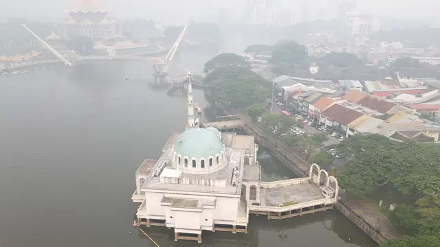 Kuching Diselimuti Kabut Asap Akibat Kebakaran Hutan Indonesia