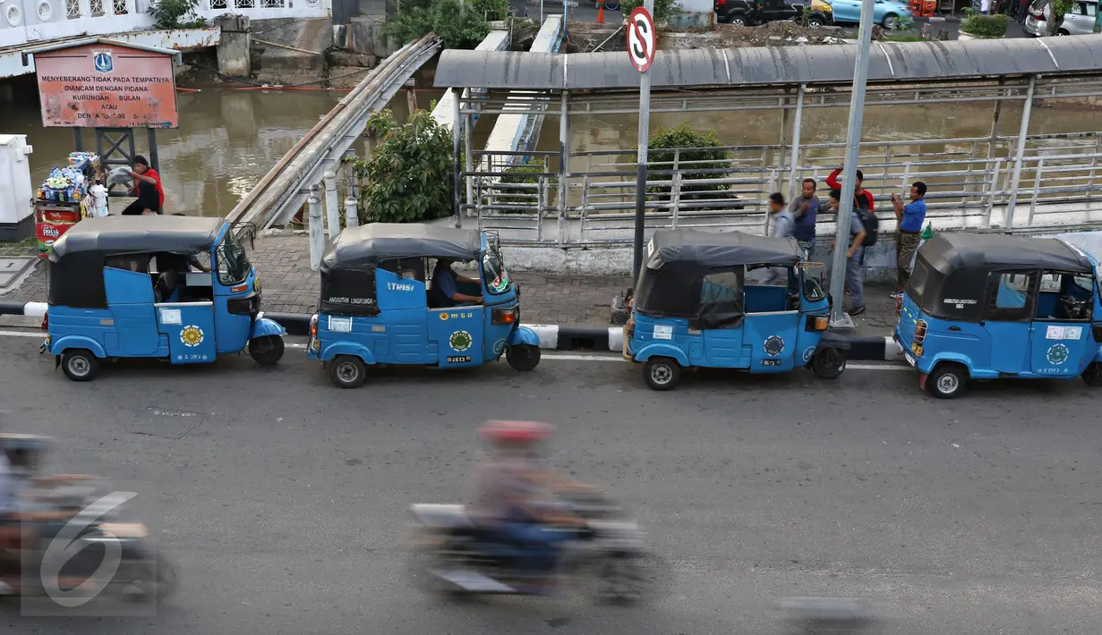 Bajaj BBG menunggu penumpang di tepi jalan kawasan Pasar Baru, Jakarta, Senin (25/4). Kesulitan bersaing dengan transportasi online lain menyebabkan kondisi bajaj online mengalami mati suri. (Liputan6.com/Immanuel Antonius)