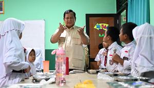 Presiden Prabowo Subianto kembali meninjau langsung pelaksanaan program makan bergizi gratis (MBG) di sekolah, Senin (10/2/2025). (Biro Pers Kepresidenan).
