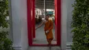 Biksu muda yang mengenakan masker berjalan pergi setelah belajar agama di Molilokayaram Educational Institute, Bangkok, Thailand, Rabu (15/4/2020). Sekitar 200 biksu muda tetap bersekolah kendati Thailand menutup semua sekolah selama lockdown akibat COVID-19. (AP Photo/Gemunu Amarasinghe)