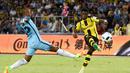 Pemain Manchester City, Fernandinho Luiz Roza, berusaha menghadang bola tendangan pemain Borussia Dortmund, Ousmane Dembele, pada laga International Champions Cup 2016 di Shenzhen, China, Kamis (28/7/2016) . (AFP/Wang Zhao)