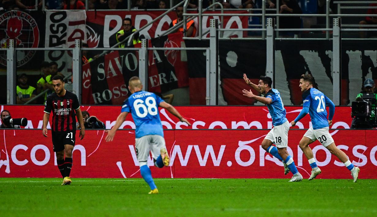 Penyerang Napoli, Giovanni Simeone (kedua kanan) berselebrasi setelah mencetak gol ke gawang AC Milan pada pertandingan lanjutan Liga Serie A Italia di stadion San Siro di Milan, Senin (19/9/2022). Napoli menang tipis atas AC Milan 2-1. (AFP/Miguel Medina)