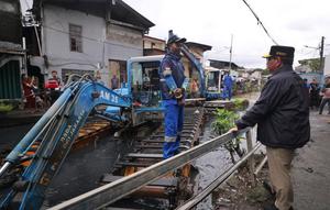 Pramono Tinjau Pengerukan Kali Cakung (Winda Nelfira/Liputan6.com)