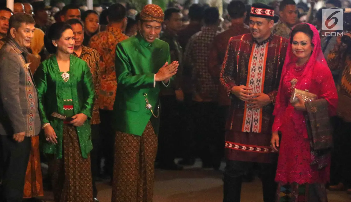 Presiden Jokowi dan Ibu Negara Ariana Widodo menerima kedatangan keluarga mempelai pria Bobby Nasution pada acara serah teima Paningset dan Midodareni di kediamannya di Surakarta, Selasa (7/11). (Liputan6.com/Angga Yuniar)