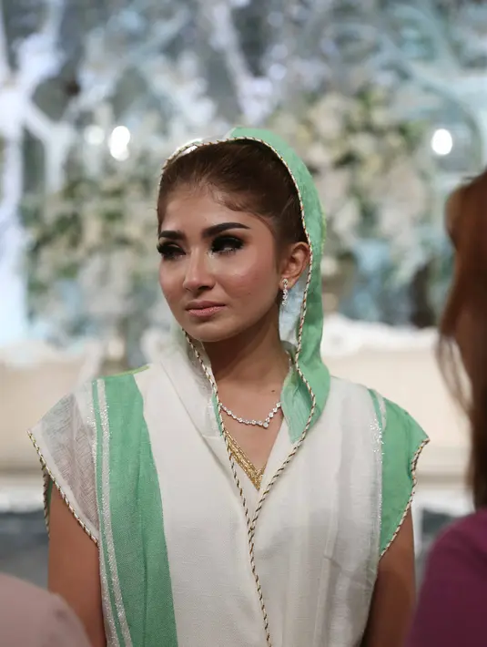 Air mata presenter dan pemeran Fiona Fachru Nisa tak henti-hentinya mengalir di hari bahagianya. Meski berusaha tegar, raut kesedihan masih nampak terlihat jelas. Resepsi keduanya tanpa didampingi sang suami. (Nurwahyunan/Bintang.com)